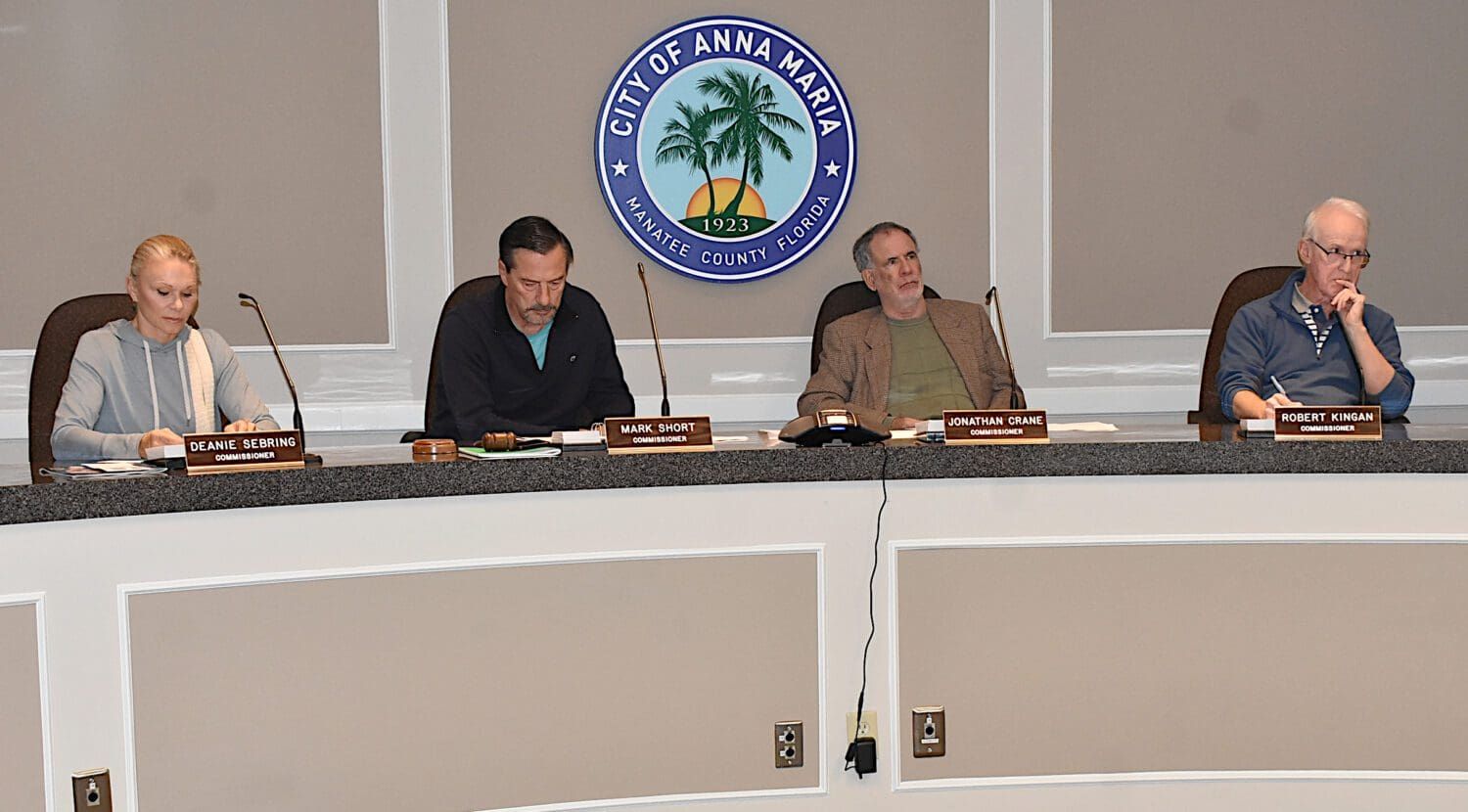 Salem, Seymour seek city commission seat