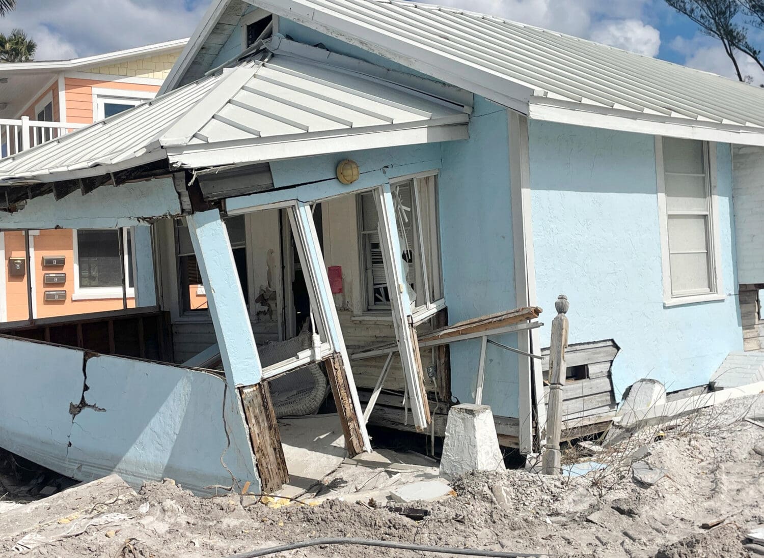 Bradenton Beachcondemns 25 properties