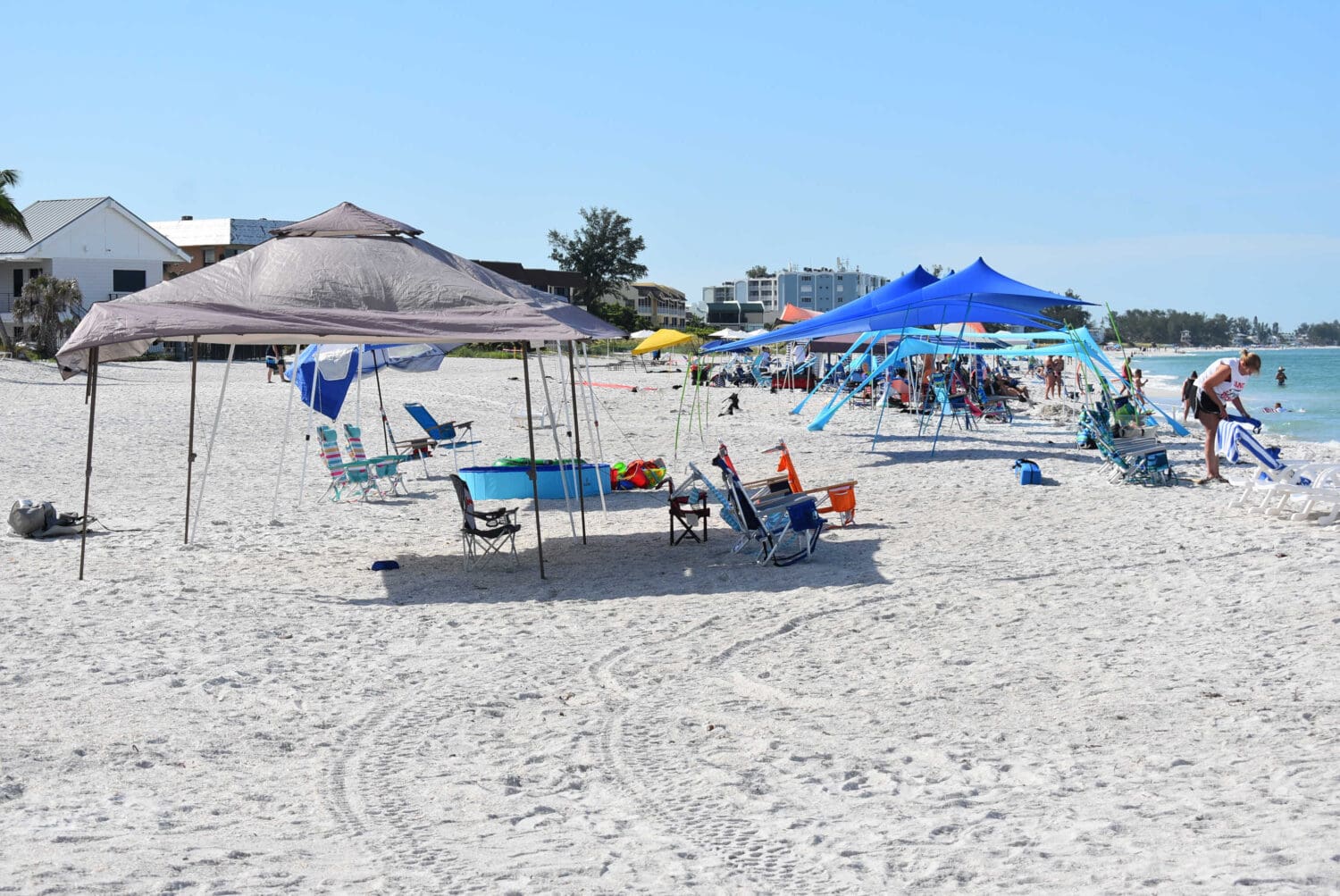 Mayor concerned about beach cabana rentals