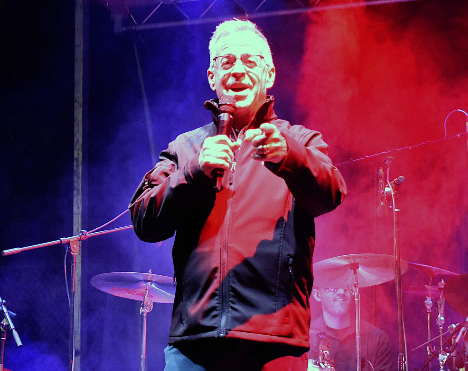 Pittsburgh radio personality and Pittsburg Steelers PA announcer Larry Richert introduced both bands. – Joe Hendricks | Sun