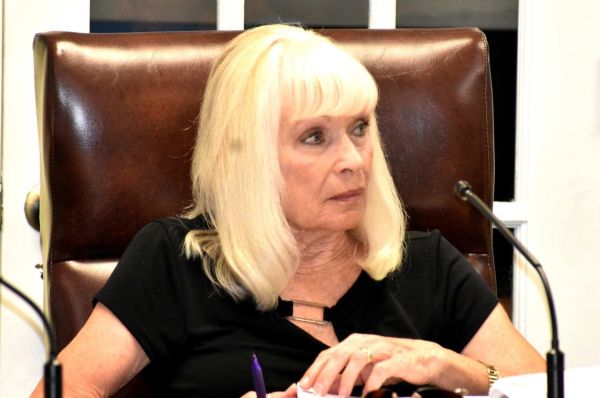 &nbsp; Term limits on Bradenton Beach ballot, again