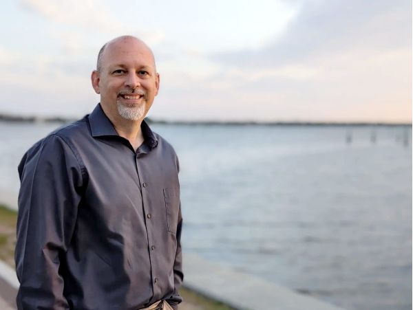 Farrington secures petition signatures