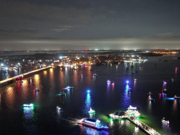 Sparkling boats draw crowds to Christmas on Bridge Street