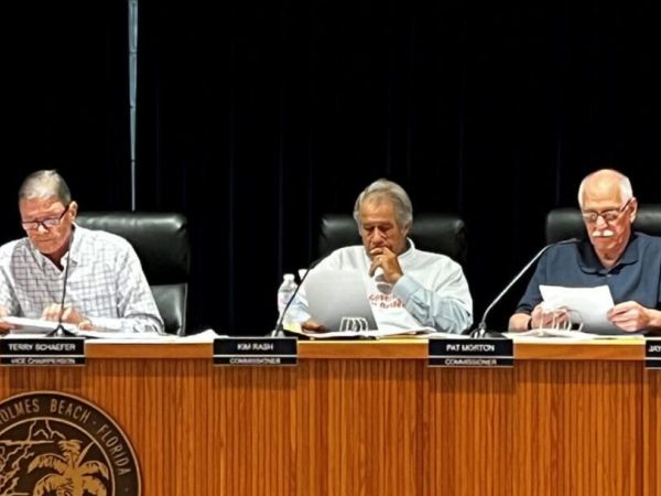Commission splits on dress code decision