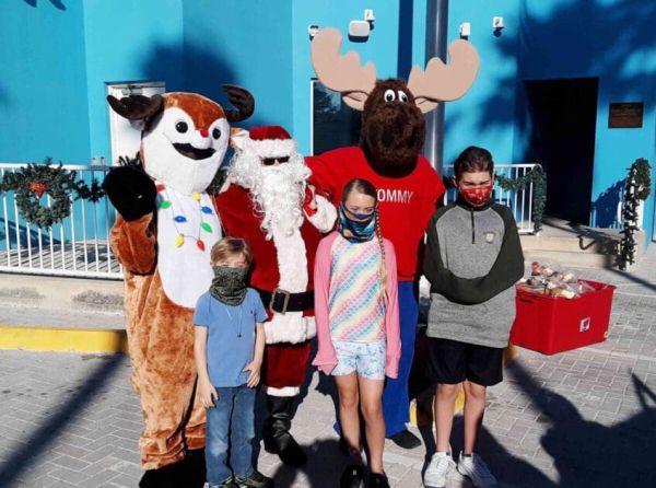 Moose Lodge hosts drive-thru Christmas party