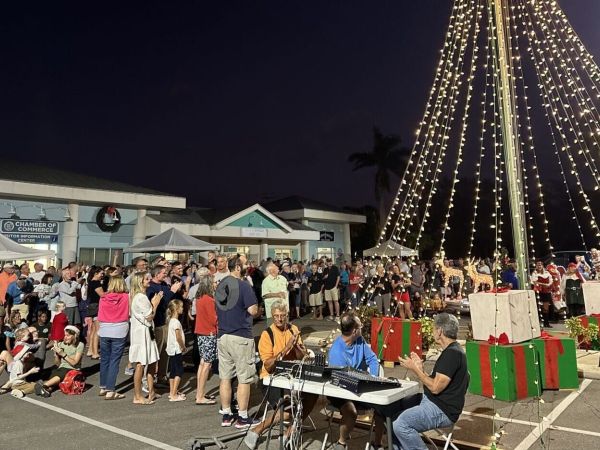 Chamber Tree Lighting brightens Holmes Beach