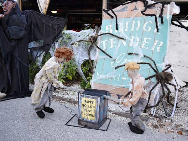 Bridge Tender Inn goes all-in on Halloween
