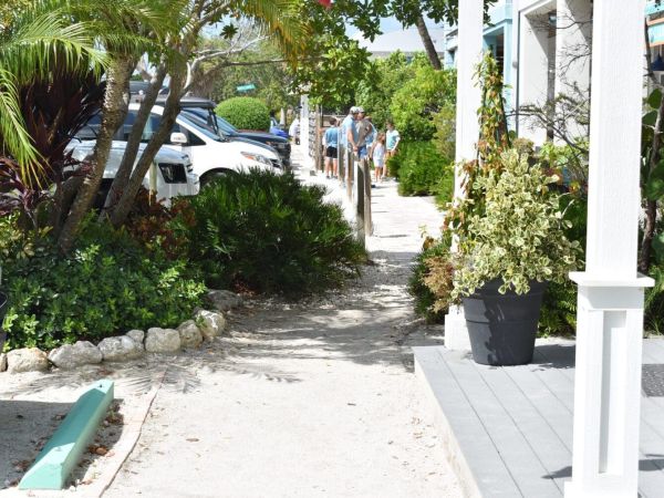 Pine Avenue sidewalk discussions continue