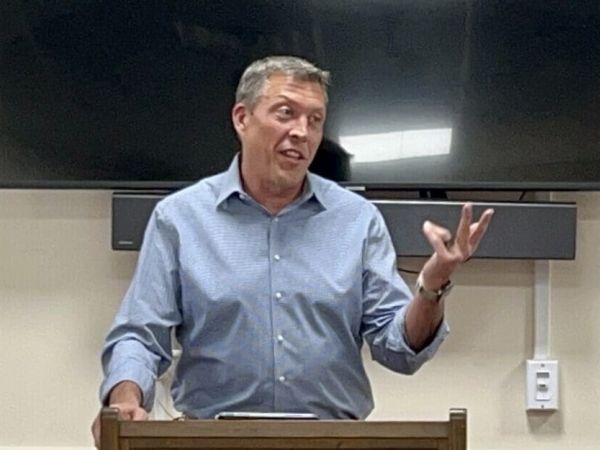 Commissioner Kruse hosts Island talk