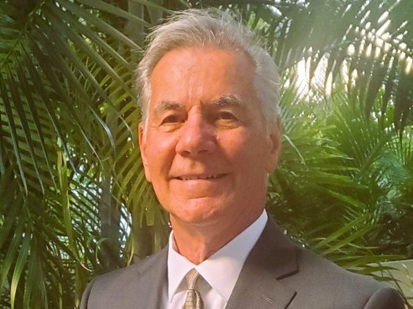 Holmes Beach commissioner seeks re-election