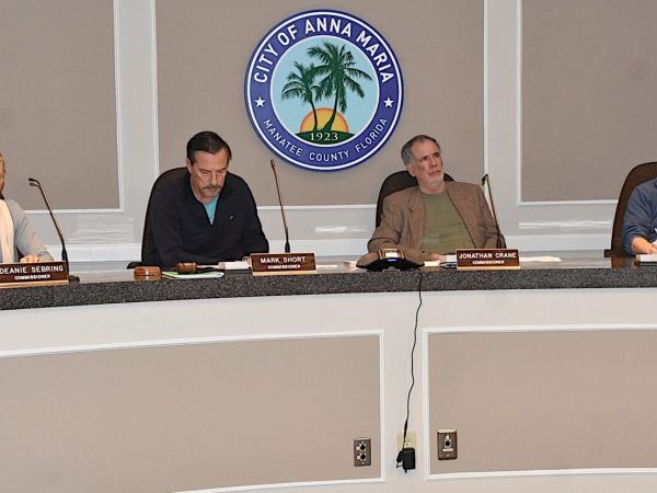 Salem, Seymour seek city commission seat