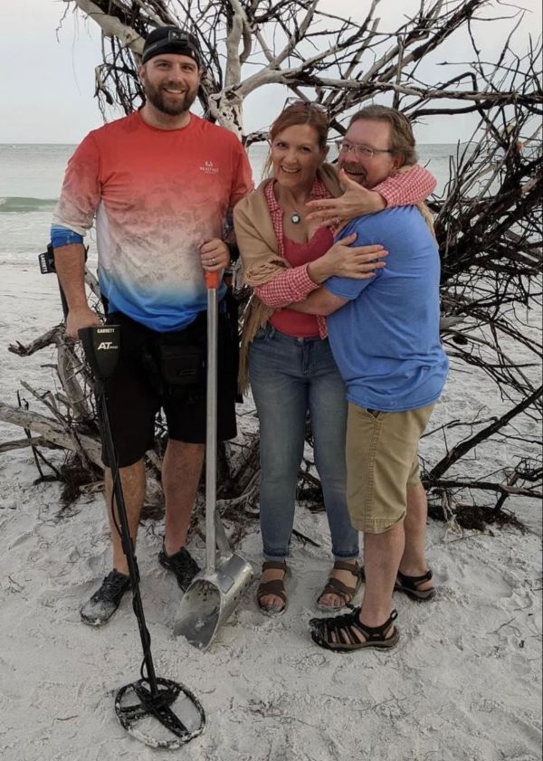 Good Samaritan helps newlyweds find lost ring