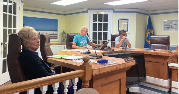 Commission discusses redistricting, vacancy