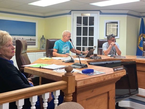 Commission discusses redistricting, vacancy