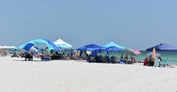 Holmes Beach officials decline to increase beach cabana regulations