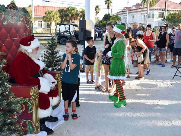 Santa stops in Anna Maria