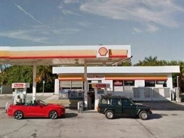 Holmes Beach Jessie's exterior