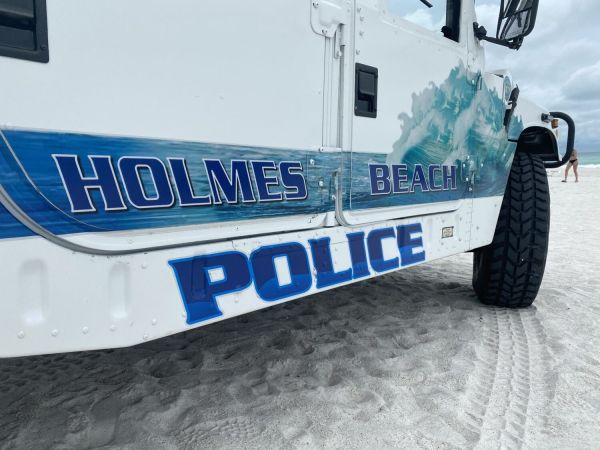 Man allegedly burglarizes car in front of police