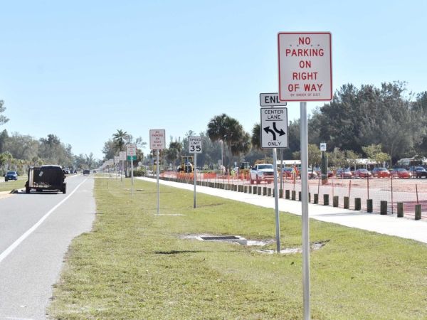 FDOT installs &lsquo;no parking&rsquo; signs along Gulf Drive