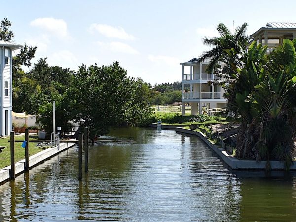 Dispute leads to tolls, traffic lights for canal boaters