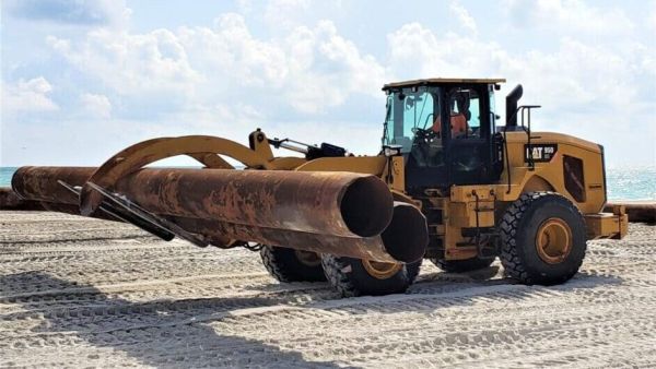 Renourishment pipes on the move