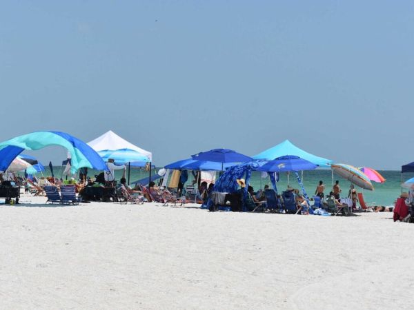 Holmes Beach officials decline to increase beach cabana regulations