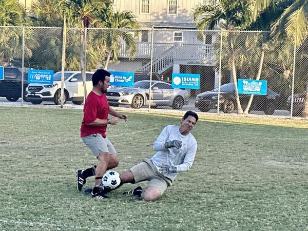 Team Gulf Drive Caf&eacute; hands Moss Builders first loss