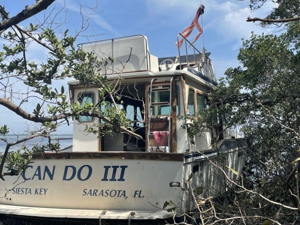 Abandoned boat at Robinson Preserve