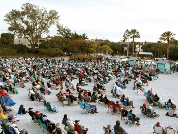 Worshippers brave cold sunrise service