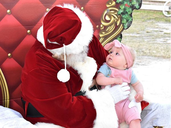 Santa stops in Anna Maria