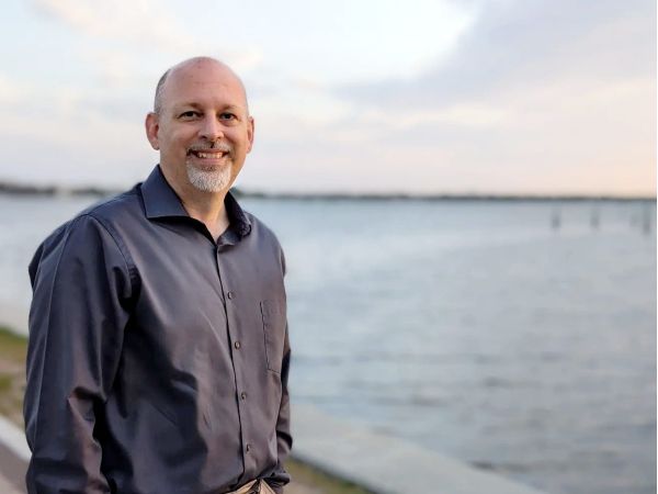 Farrington secures petition signatures