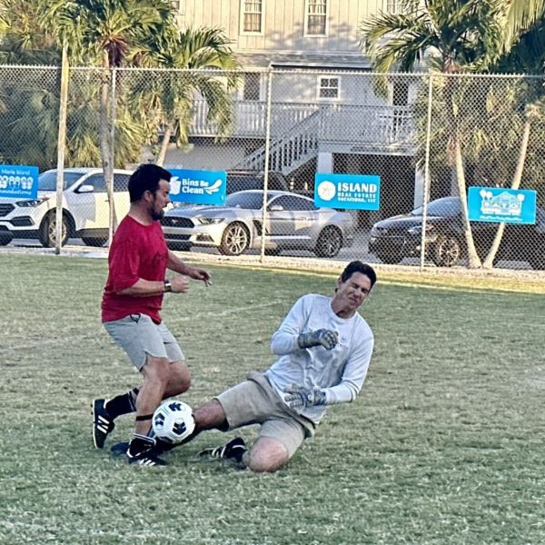 Team Gulf Drive Caf&eacute; hands Moss Builders first loss