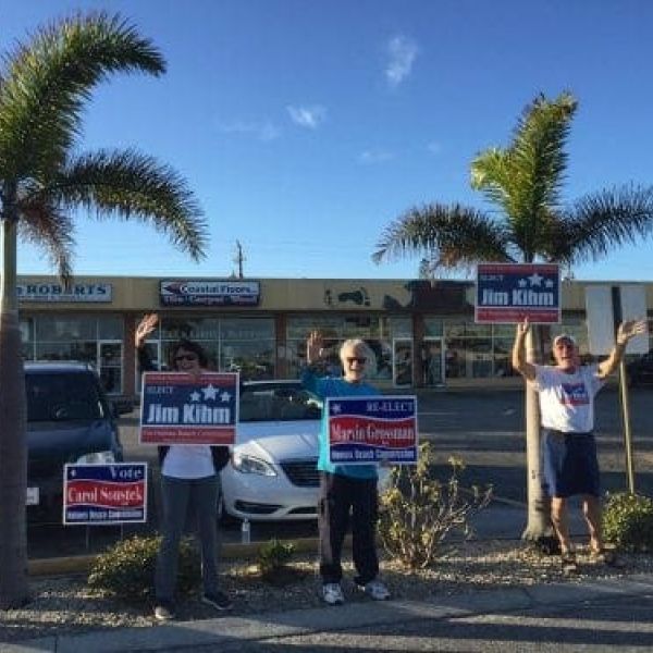 Holmes Beach election waving
