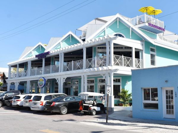 County administrator seeks favor from mayor