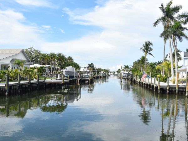 Holmes Beach clarifying dock, mooring regulations