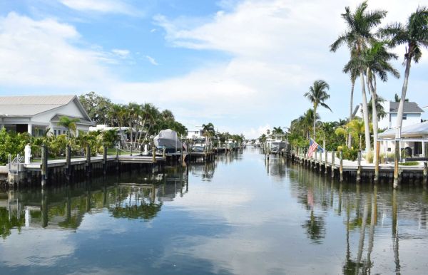 Holmes Beach clarifying dock, mooring regulations