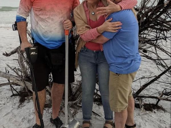 Good Samaritan helps newlyweds find lost ring