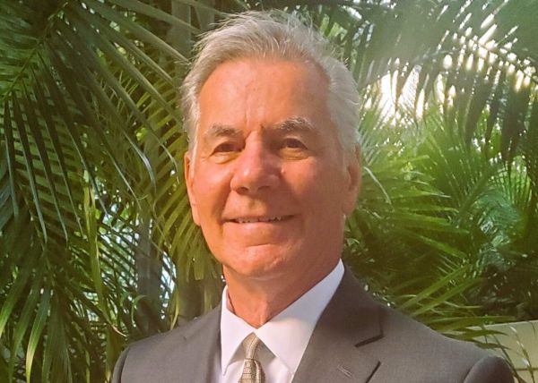 Holmes Beach commissioner seeks re-election