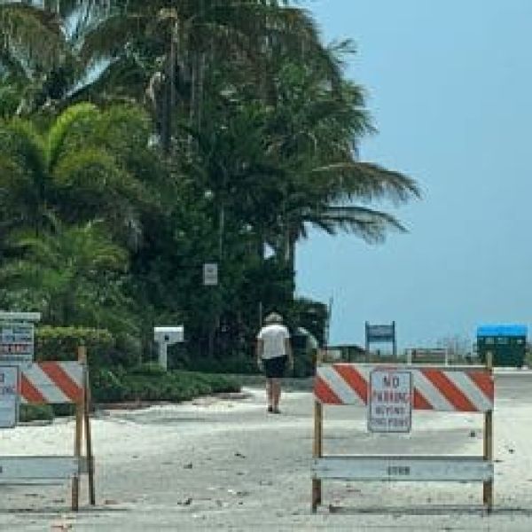 Parking remains closed in Holmes Beach