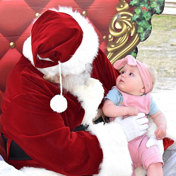 Santa stops in Anna Maria